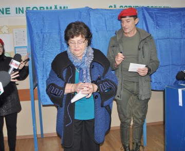 Mazăre a venit la vot însoţit de mama lui: „Dacă sistemul construit de Băsescu va rămâne, eu ies din politică”